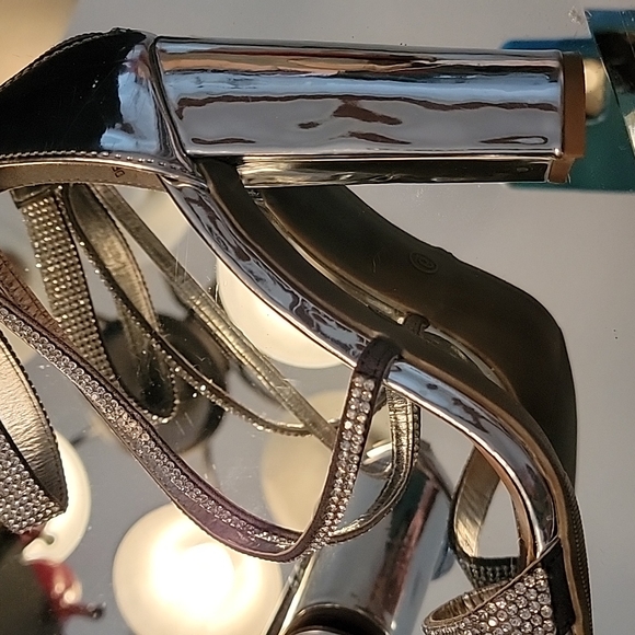 NWOT Charlotte Russe silver and rinestone sandals sz6 4 in block heel - Picture 10 of 11